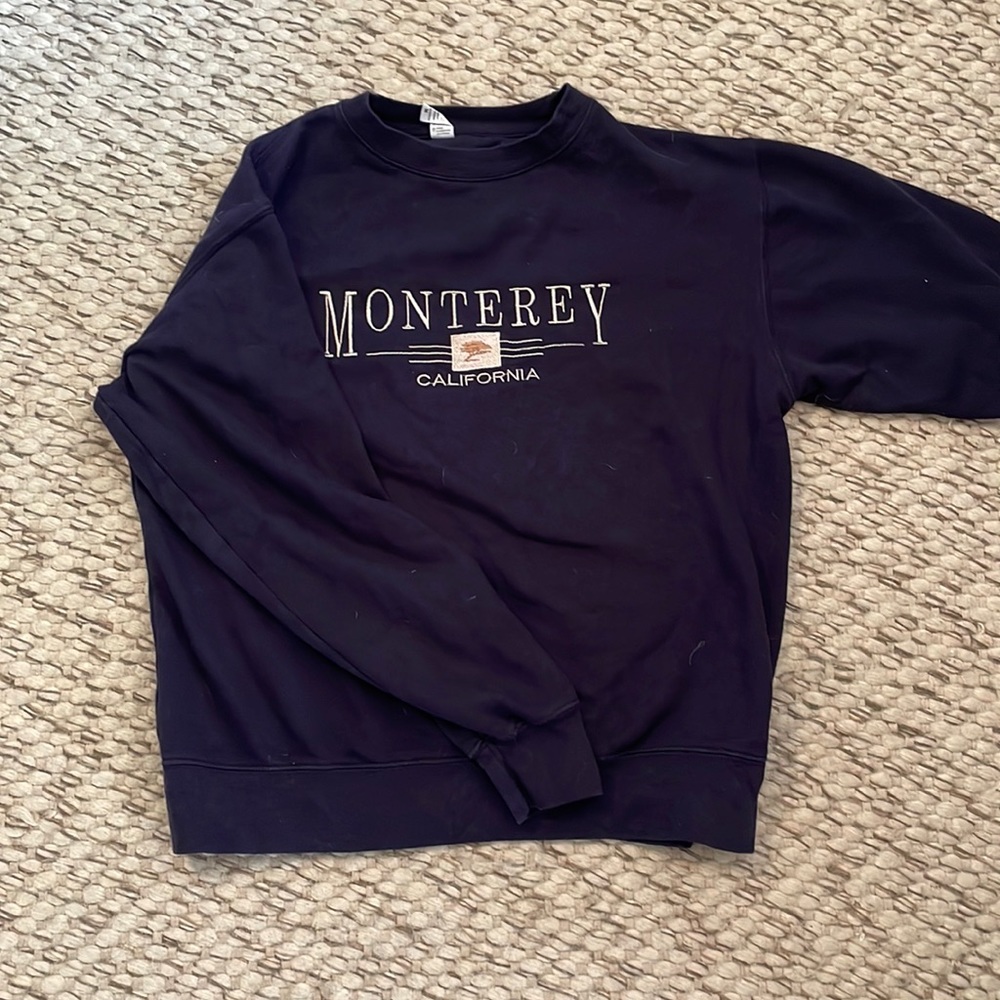 Cute oversized Monterey crewneck.
